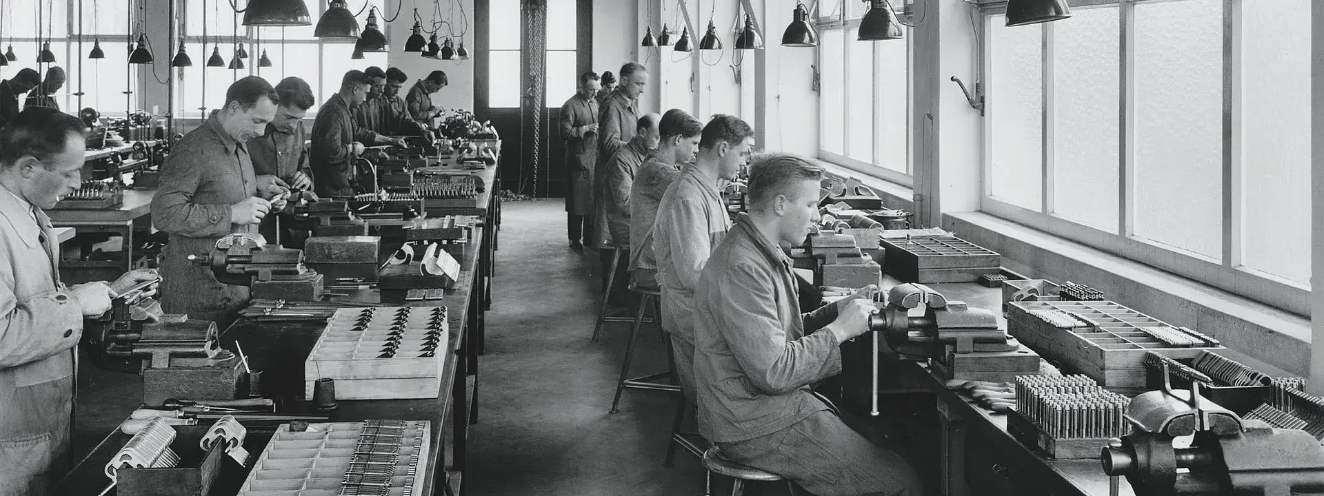Old black and white picture of a Mahr workshop in Esslingen